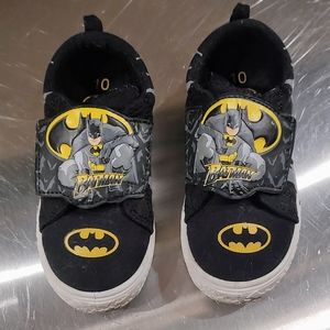 Batman casual tennis shoes sz 10 toddler's good condition.